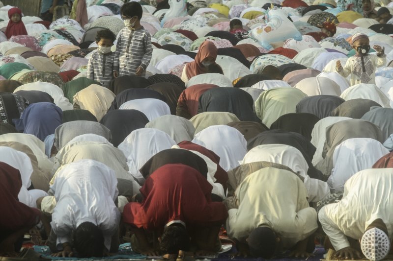 Başkent Cakata'da bulunan Müslümanlar, Ramazan bayramı namazını Jatinegara Sokağı'nda kıldı.