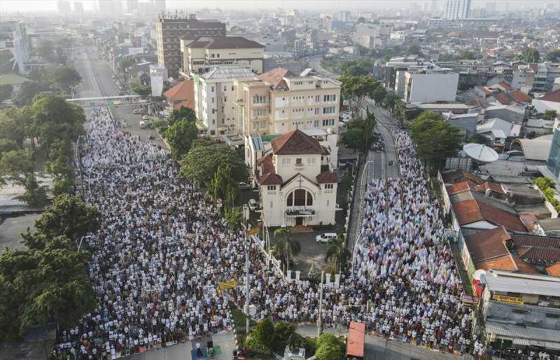 Dünyada iki yıl sonra mesafesiz Bayram namazı coşkusu #26