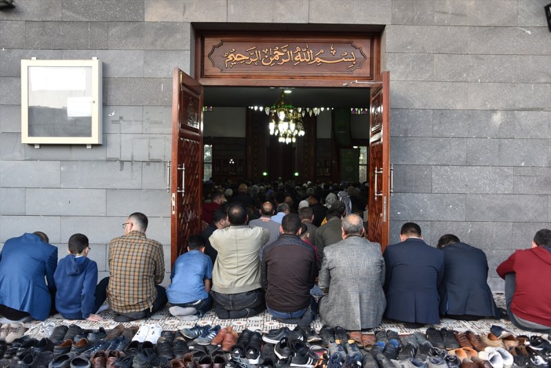 Dünyada iki yıl sonra mesafesiz Bayram namazı coşkusu #30