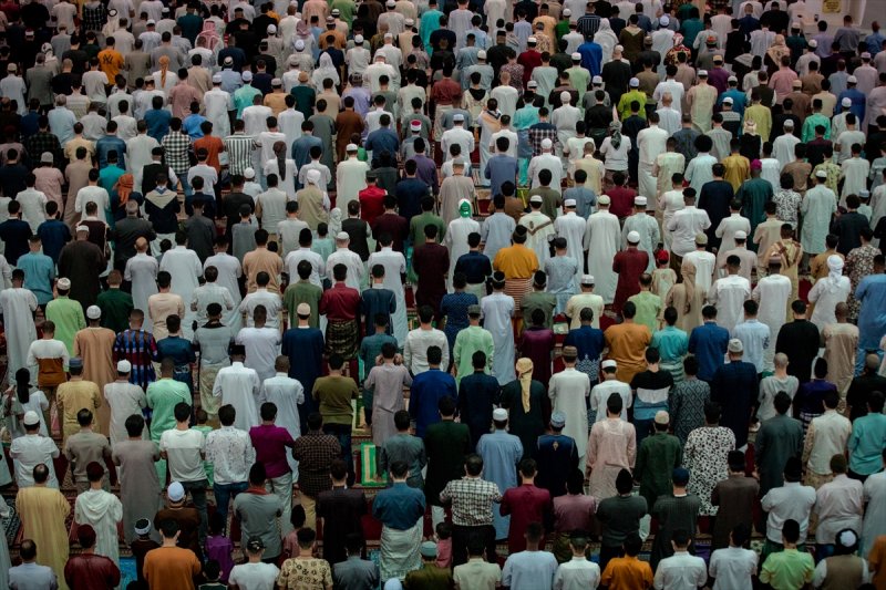 Başkent Kuala Lumpur'daki Shah Camisi'nde bayram namazı.