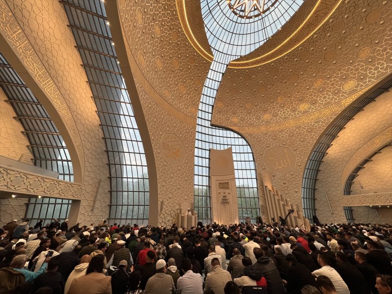 Almanya.Diyanet İşleri Türk İslam Birliği (DİTİB) genel merkezi bünyesindeki Köln Merkez Camisi'nde kılınan namaza yoğun katılım oldu.
