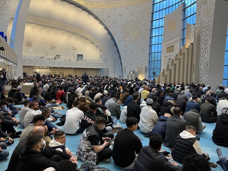 Diyanet İşleri Türk İslam Birliği (DİTİB) genel merkezi bünyesindeki Köln Merkez Camisi'nde kılınan namaza yoğun katılım oldu.