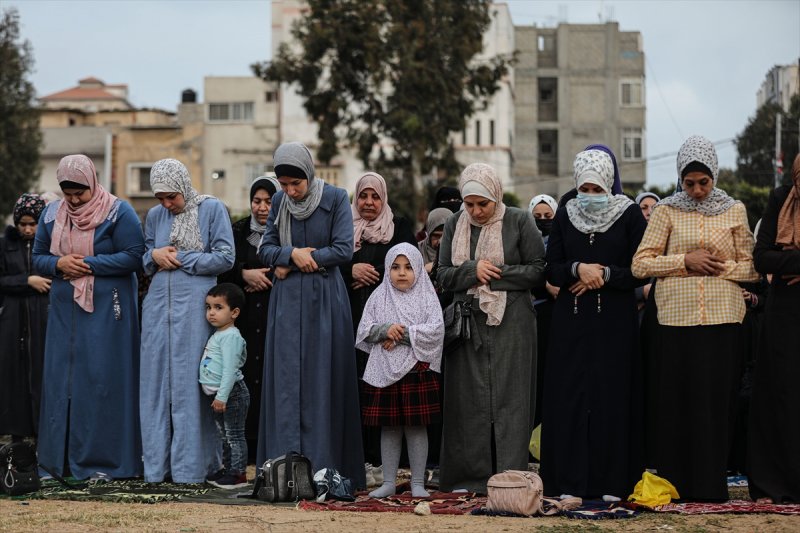 İsrail ablukası altındaki Gazze kentinde Müslümanlar, bayram namazı için Es-Saraya alanına akın etti.