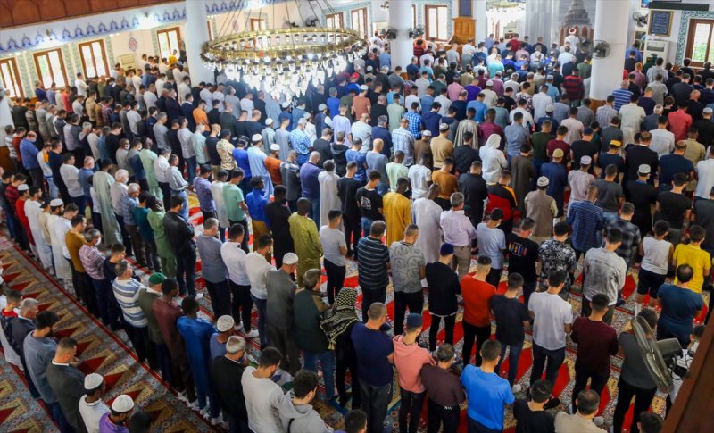 Ramazan Bayramı namazı dolayısıyla vatandaşlar camileri doldurdu. Başkent Lefkoşa'daki Hala Sultan Camii'de de bayram namazı eda edildi.
