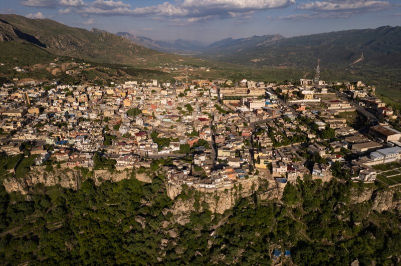 Türkiye sınırına 17 kilometre uzaklıktaki şehir, dağın tepesine kurulu olduğu için genişleme imkanına da sahip olmuyor.