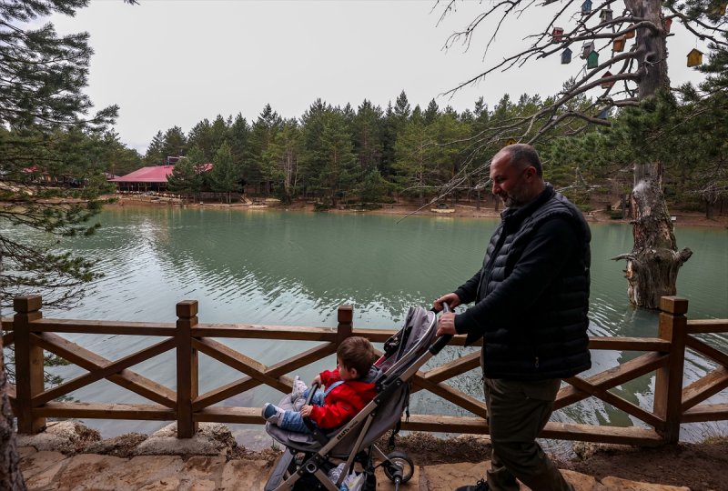 Adını aldığı krater gölü, çevresindeki sarıçam ve ladin ormanlarıyla ziyaretçilerden ilgi gören tabiat parkı, bu yıl uzun süre karla kaplı kaldı.