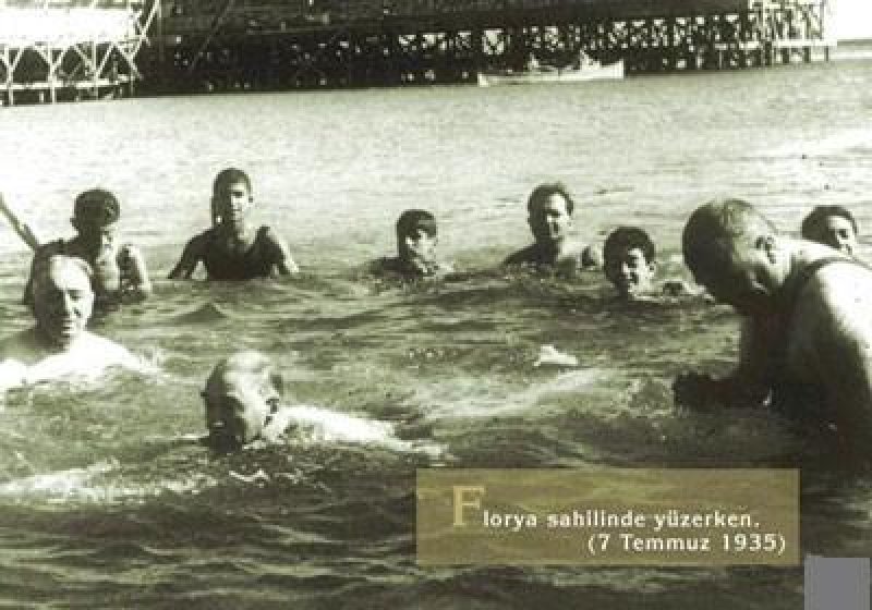 Atatürk gençlerle birlikte