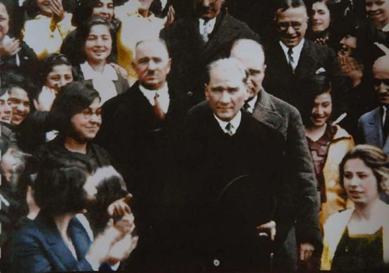 Atatürk gençlerle birlikte
