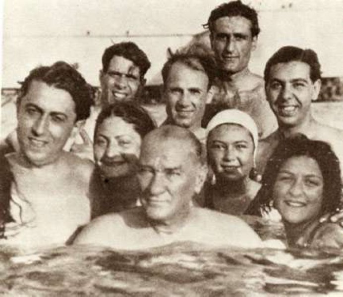 Atatürk gençlerle birlikte