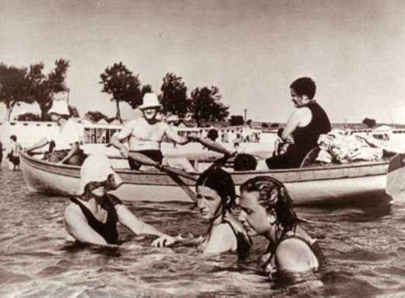 Atatürk gençlerle birlikte