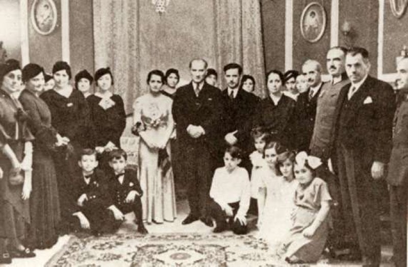 Atatürk gençlerle birlikte