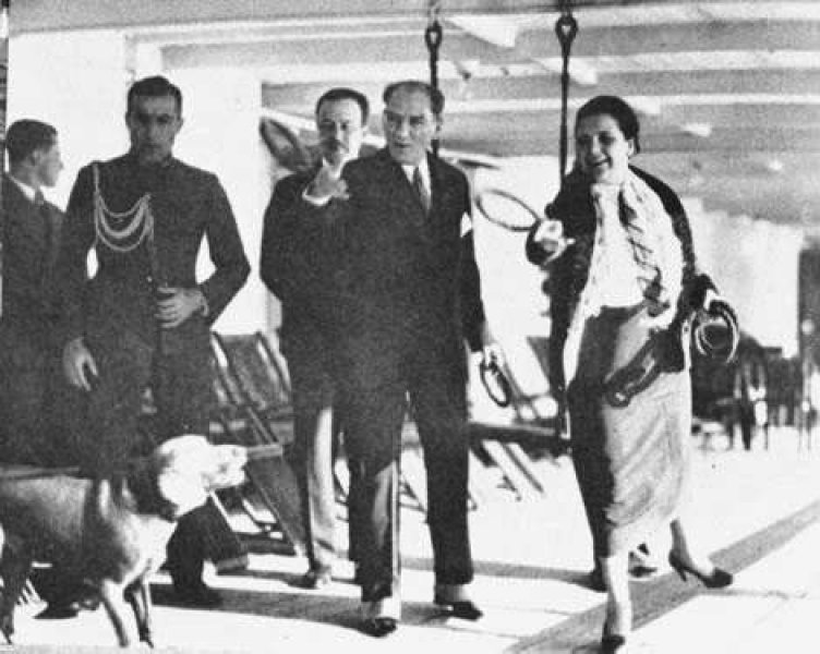 Atatürk gençlerle birlikte