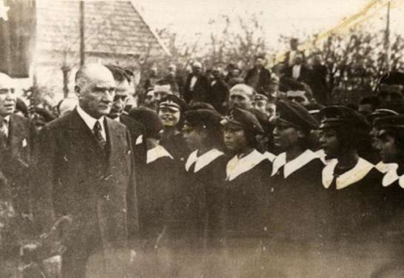 Atatürk gençlerle birlikte