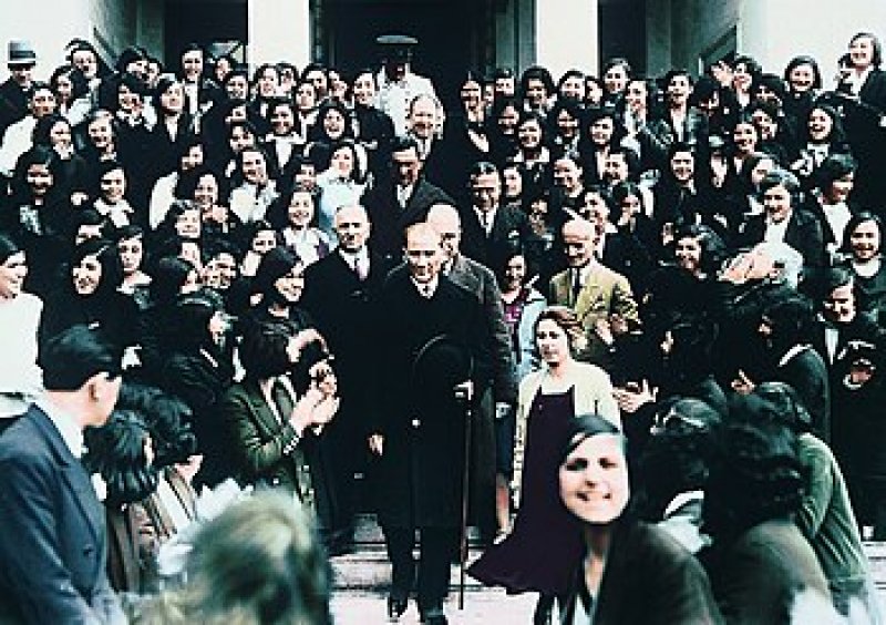 Atatürk gençlerle birlikte