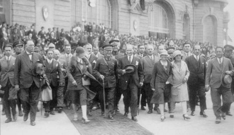 Atatürk gençlerle birlikte