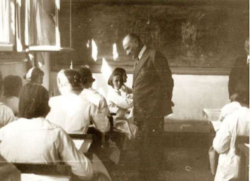 Atatürk gençlerle birlikte