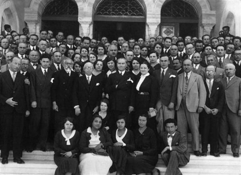 Atatürk gençlerle birlikte