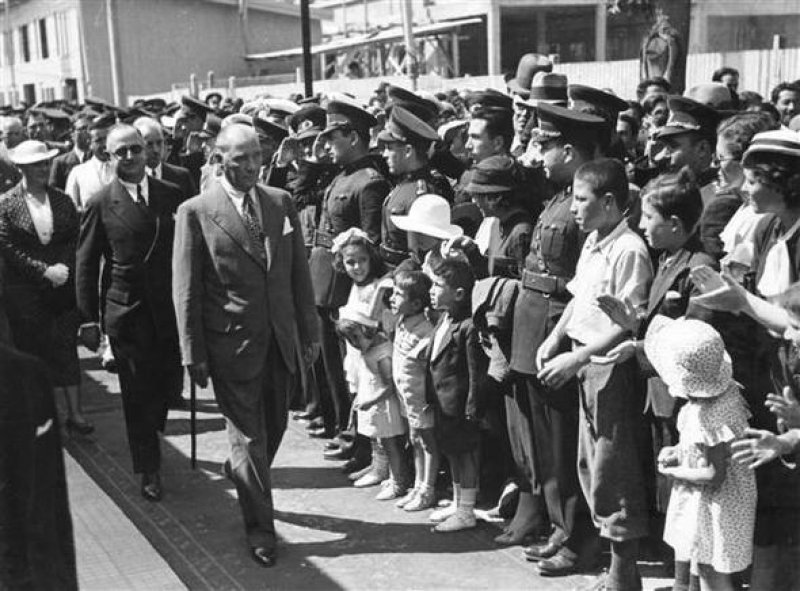 Atatürk gençlerle birlikte