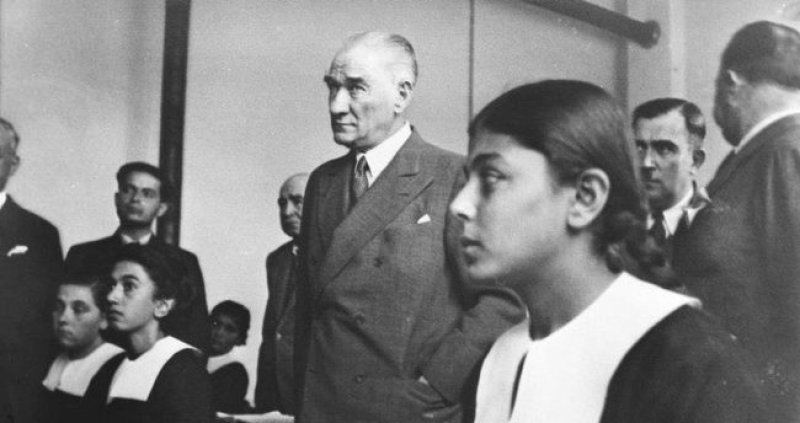 Atatürk gençlerle birlikte