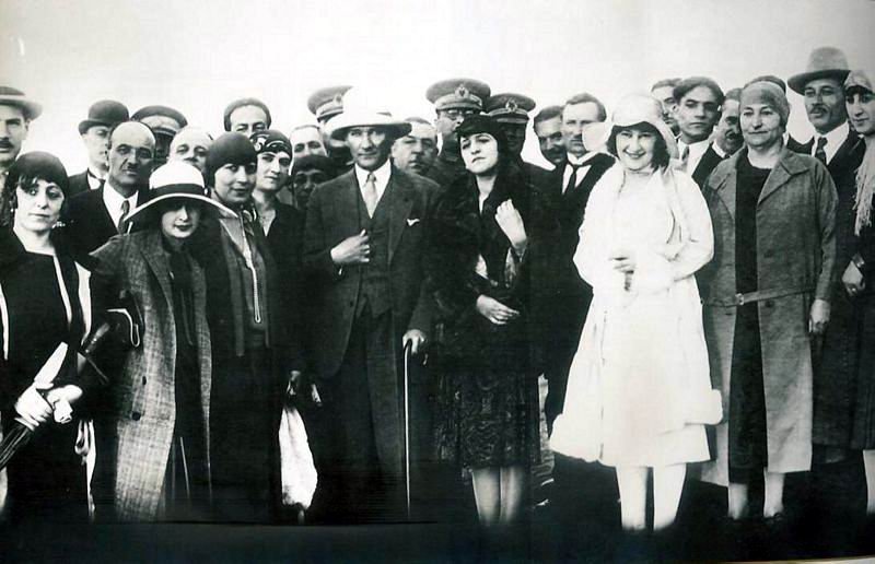 Atatürk gençlerle birlikte