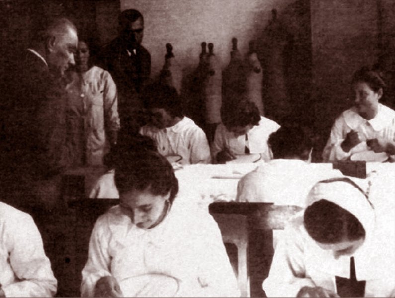 Atatürk, 19 Kasım 1937'de Adana Kız Enstitüsünü ziyaret etmişti.