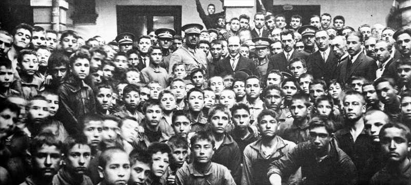 Atatürk, 1938'de Harp Okulunu ziyaret ederek öğrencilerle hatıra fotoğrafı çektirmişti.