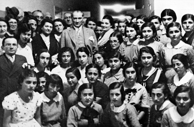 Atatürk, Ankara Kız Lisesini ziyaret ederek hatıra fotoğrafı çektirmişti.