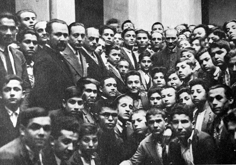 Atatürk, 24 Aralık 1930'da Edirne Öğretmen Okulunu ziyaret ederek öğrencilerle hatıra fotoğrafı çektirmişti.