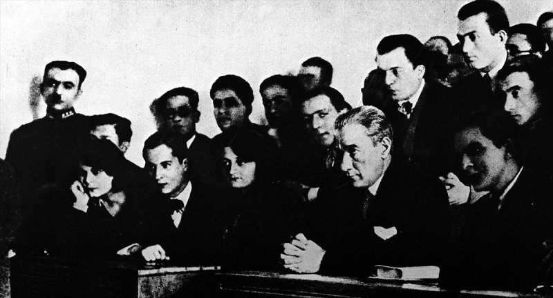 Atatürk, 15 Aralık 1930'da İstanbul Darülfünunda (Üniversitesi) öğrencilerle ders dinlemişti.