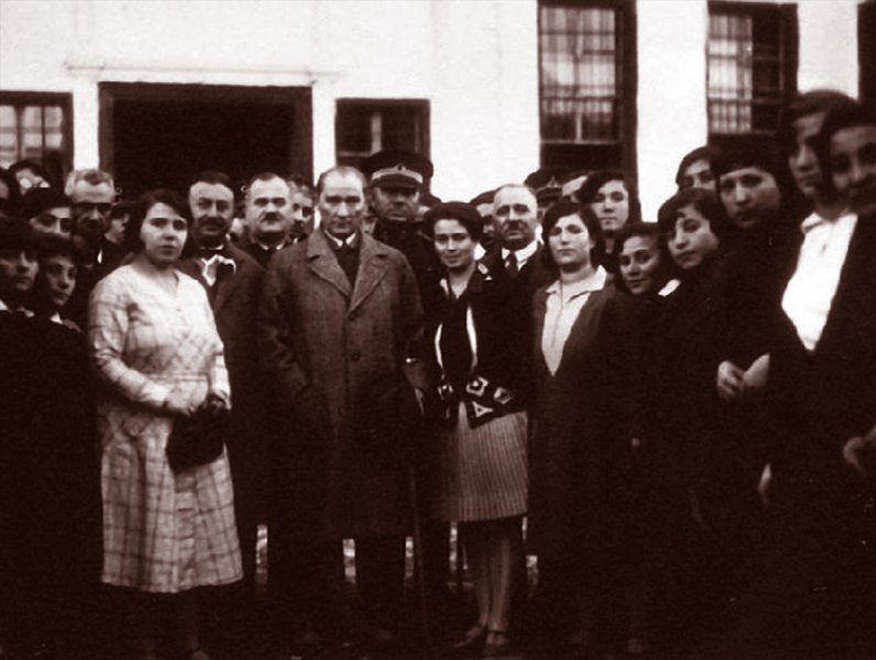 Atatürk, 13 Kasım 1930'da Sivas Kız Lisesinde öğrenci ve öğretmenlerle birlikte hatıra fotoğrafı çektirmişti.