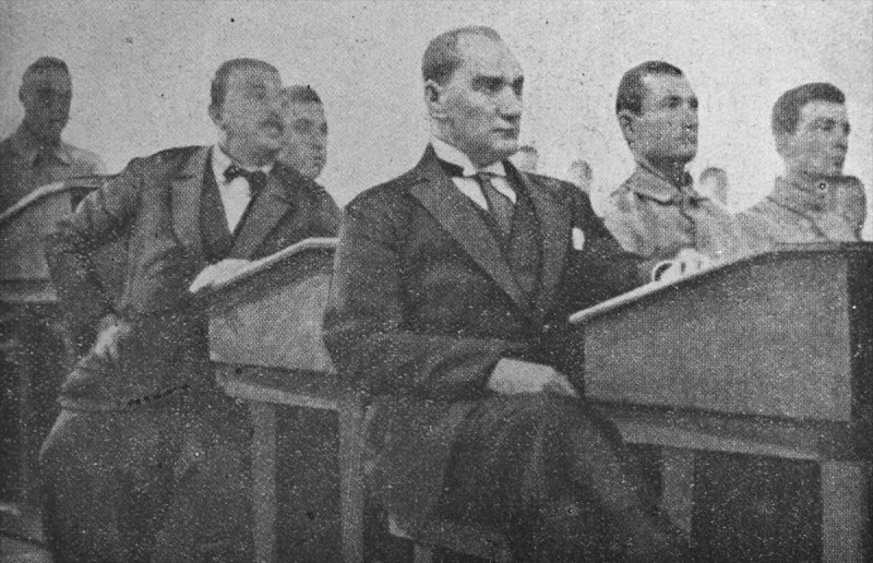 Atatürk, 2 Aralık 1930'da İstanbul'da Harp Okulu öğrencilerini ziyaret etmişti.