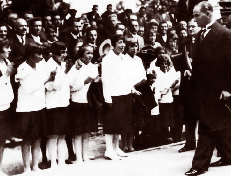 Atatürk, 5 Haziran 1928'de İstanbul Tuzla'ya gelişinde kız öğrenciler tarafından karşılanmıştı.
