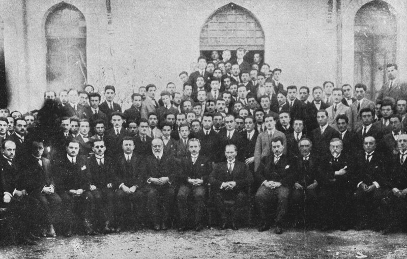 Atatürk, 5 Kasım 1925'te Ankara Hukuk Fakültesinin açılışında profesör ve öğrencilerle birlikte hatıra fotoğrafı çektirmişti.