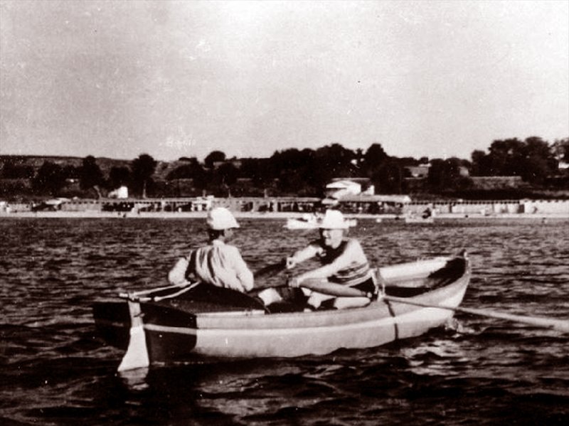 Atatürk, 16 Ağustos 1935'te İstanbul'da sandalda kürek çekerken.