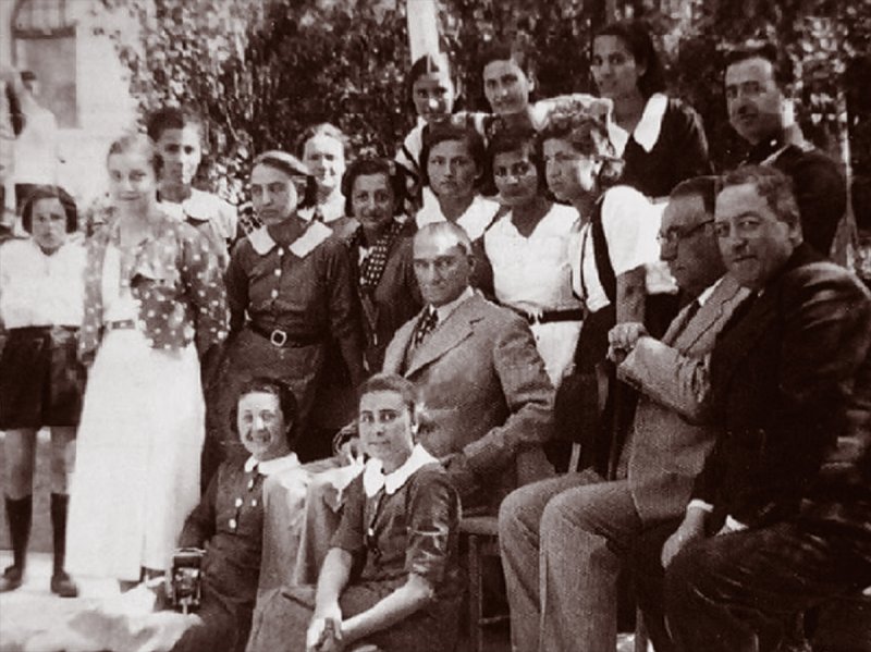 Atatürk, 9 Mayıs 1934'te Ankara Kız Lisesi öğrencileriyle Gazi Orman Çiftliğinde bir araya gelmişti.