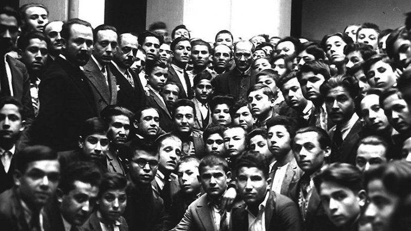 Atatürk gençlerle birlikte