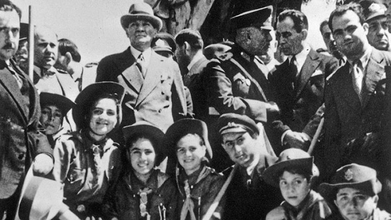 Atatürk gençlerle birlikte