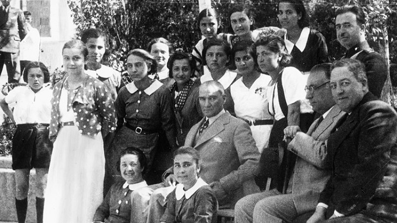 Atatürk gençlerle birlikte