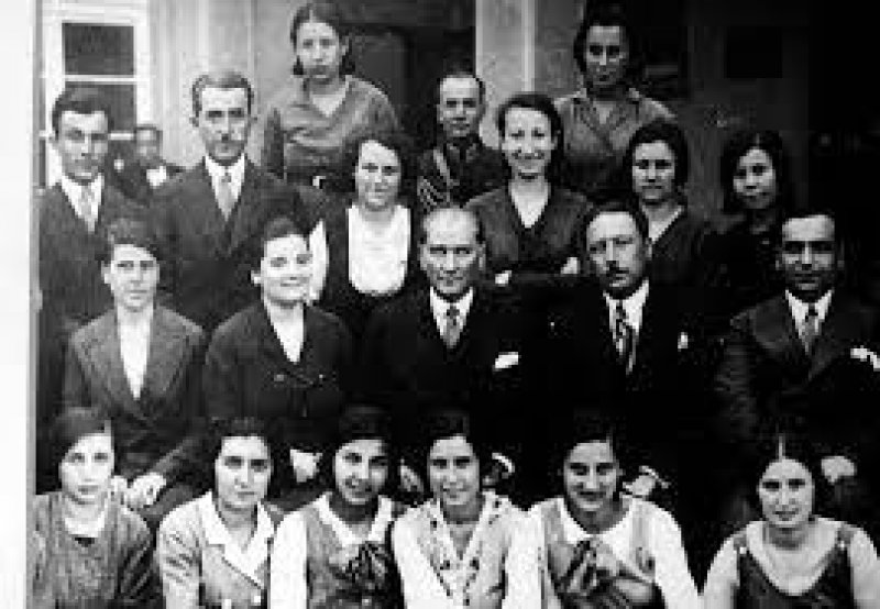 Atatürk gençlerle birlikte