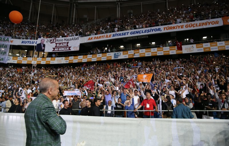 Erdoğan, gençlerle dolu tribünleri tek tek selamladıktan sonra konuşmasına başladı.