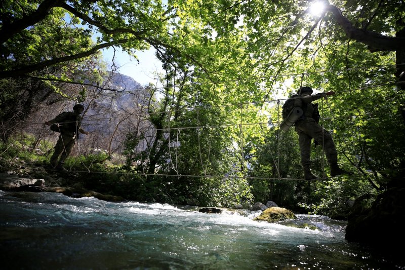 Bu kapsamda komandolar, ileri dağcılık eğitimi alarak her türlü arazide profesyonel iş çıkarma becerilerine ulaşıyor.