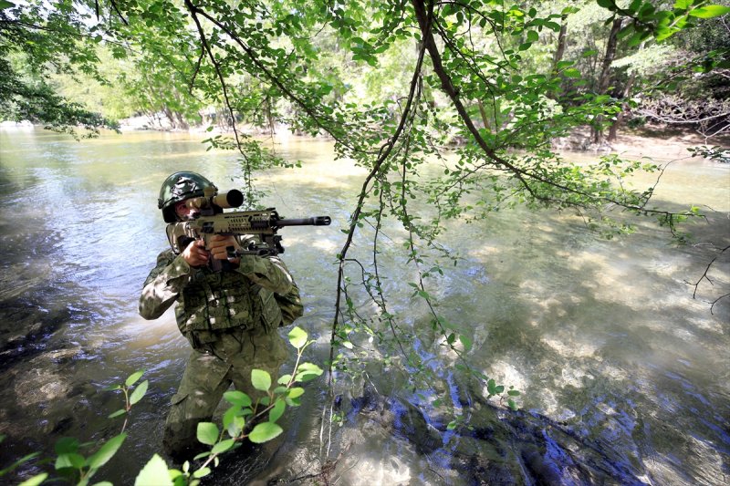 Umulmadık yer ve zamanda baskın etkisi yaratarak terörist hedefi etkisiz hale getiren komandolar, fiziksel ve psikolojik yeterliliğe sahip olmak için her türlü hava, arazi ve iklim şartında eğitim görüyor.