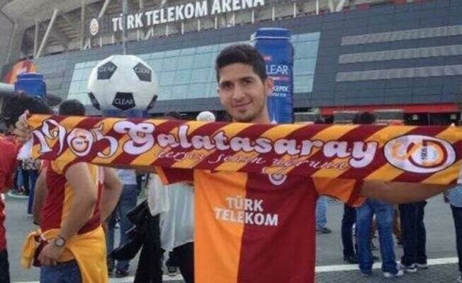Emre Akbaba aileden Galatasaraylıydı be Galatasarayın maçlarına gidiyordu. Taraftar olarak girdiği bu stadyuma futbolcu olarak girmeyi de başardı.