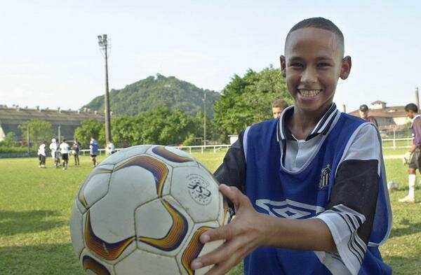 Neymar iki takımı birden tutuyordu. Amacı İspanya'nın büyük takımlarında oynamaktı. Küçükken onunla yapılan bir röportajda Barcelona ve Real Madrid'de oynamak istediğini belirtmişti.