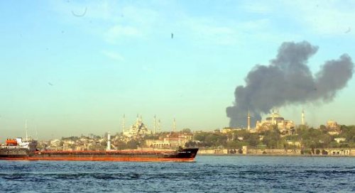 İstanbul Zeytinburnu nda tekstil fabrikası yangını