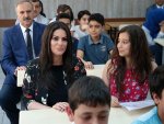 Bakan Sarıeroğlu, mezun olduğu okulda karne dağıttı