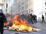 Fransa'da öğrenciler polislerden dayak yedi
