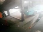 Esenyurt'ta halk otobüsü oto tamirciye daldı