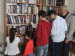 Çocuklar okusun diye evini kütüphaneye çevirdi