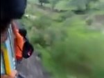 Hindistan'da adrenalin için trenden sarkan genç çakıldı Hindistan'da adrenalin için trenden sarkan genç çakıldı